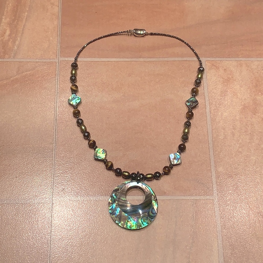 NWOT Women's Abalone Iridescent Large Circle Pendant Beaded Necklace